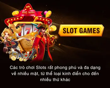 Sân bóng rổ với cầu thủ đang úp rổ